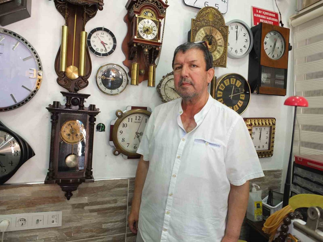 Balıkesir’de 50 yıllık tamircinin asırlık saatleri