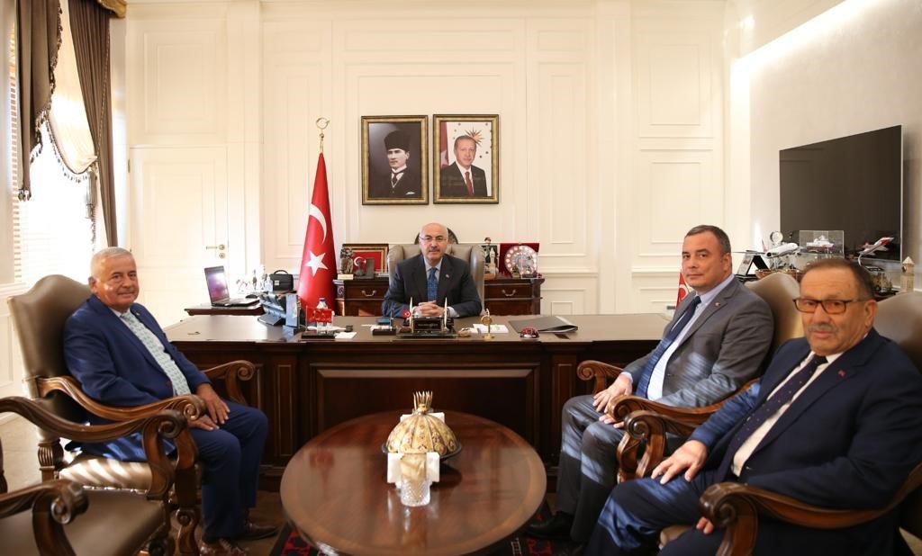 Borsa, sezonun ilk incirini İzmir Valisi Köşger’e takdim etti