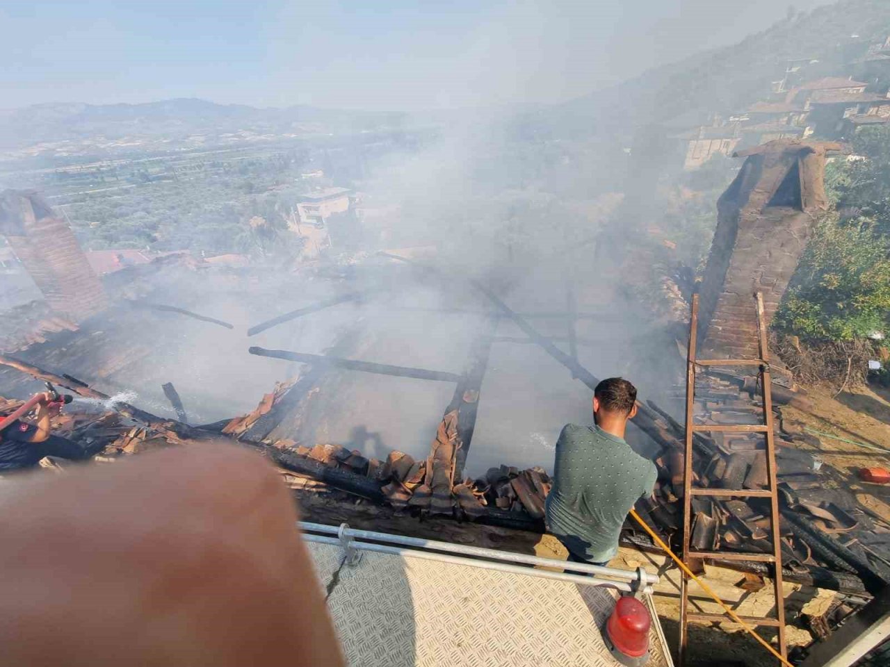 Bozdoğan’da iki ev alevlere teslim oldu