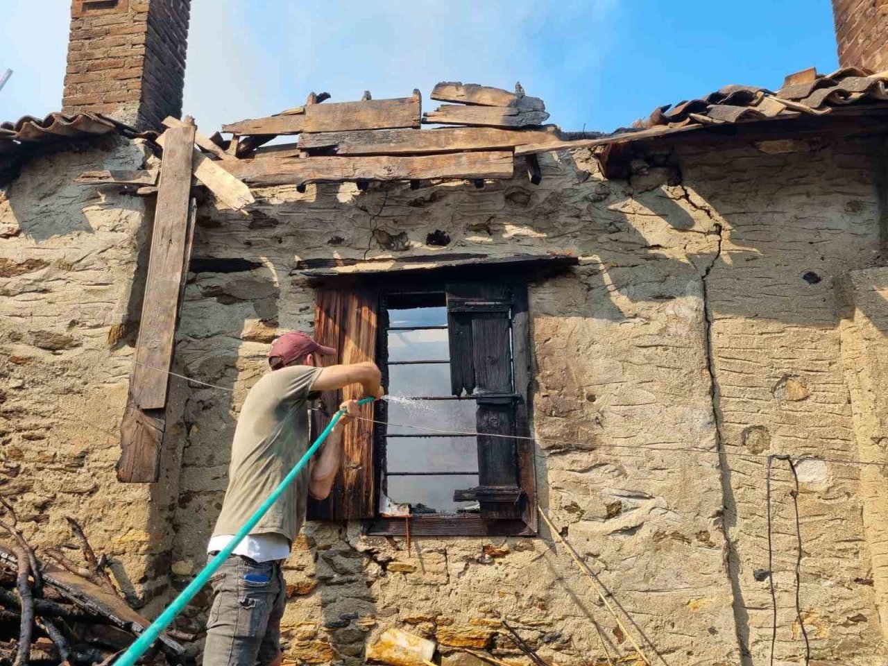 Bozdoğan’da iki ev alevlere teslim oldu