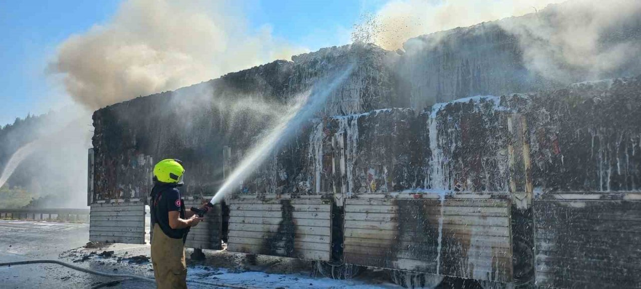Balıkesir’de seyir halindeki tır alev topuna döndü