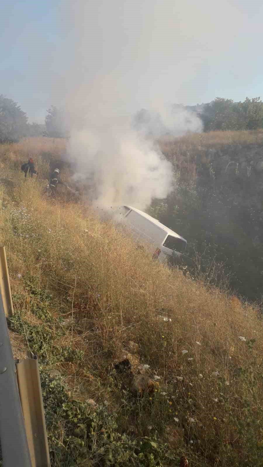 Şarampole uçan minibüs alev alev yandı: 2 yaralı