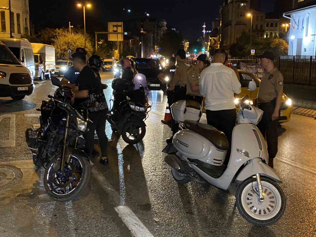 Beyoğlu’nda motosiklet sürücülerine yönelik denetim gerçekleştirildi