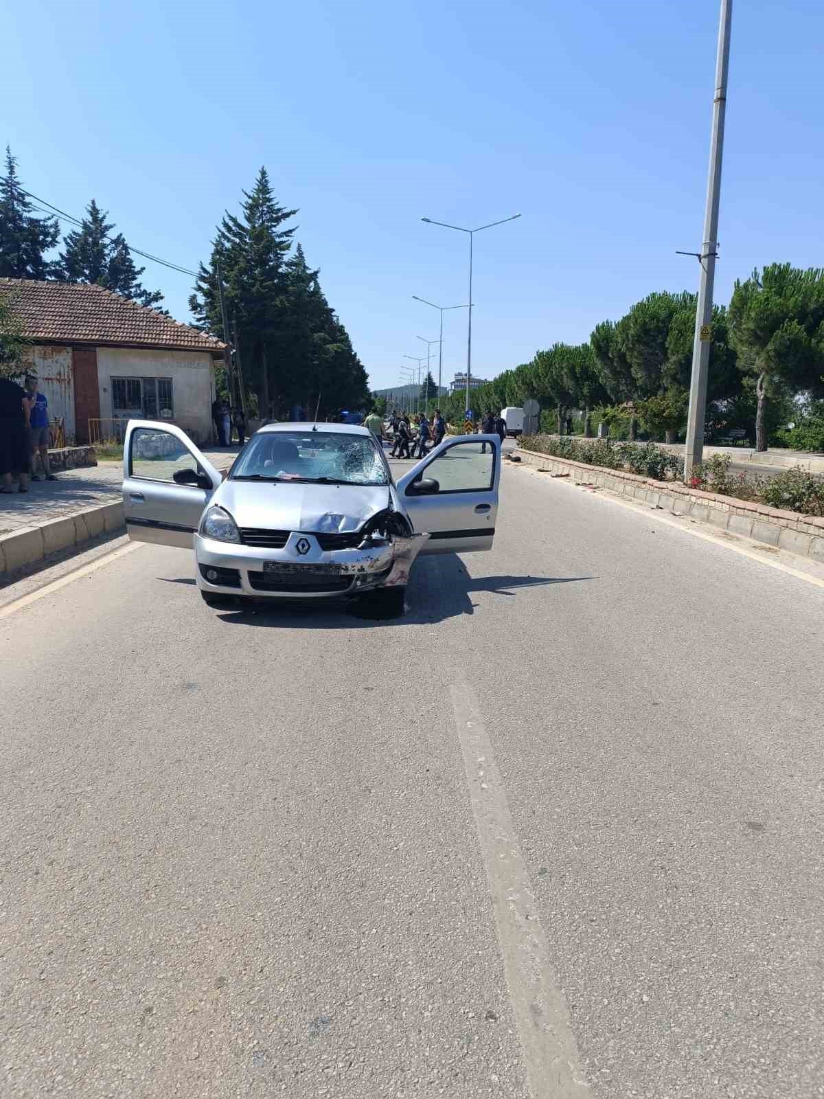 Otomobille çarpışan motosiklet sürücüsü ağır yaralandı
