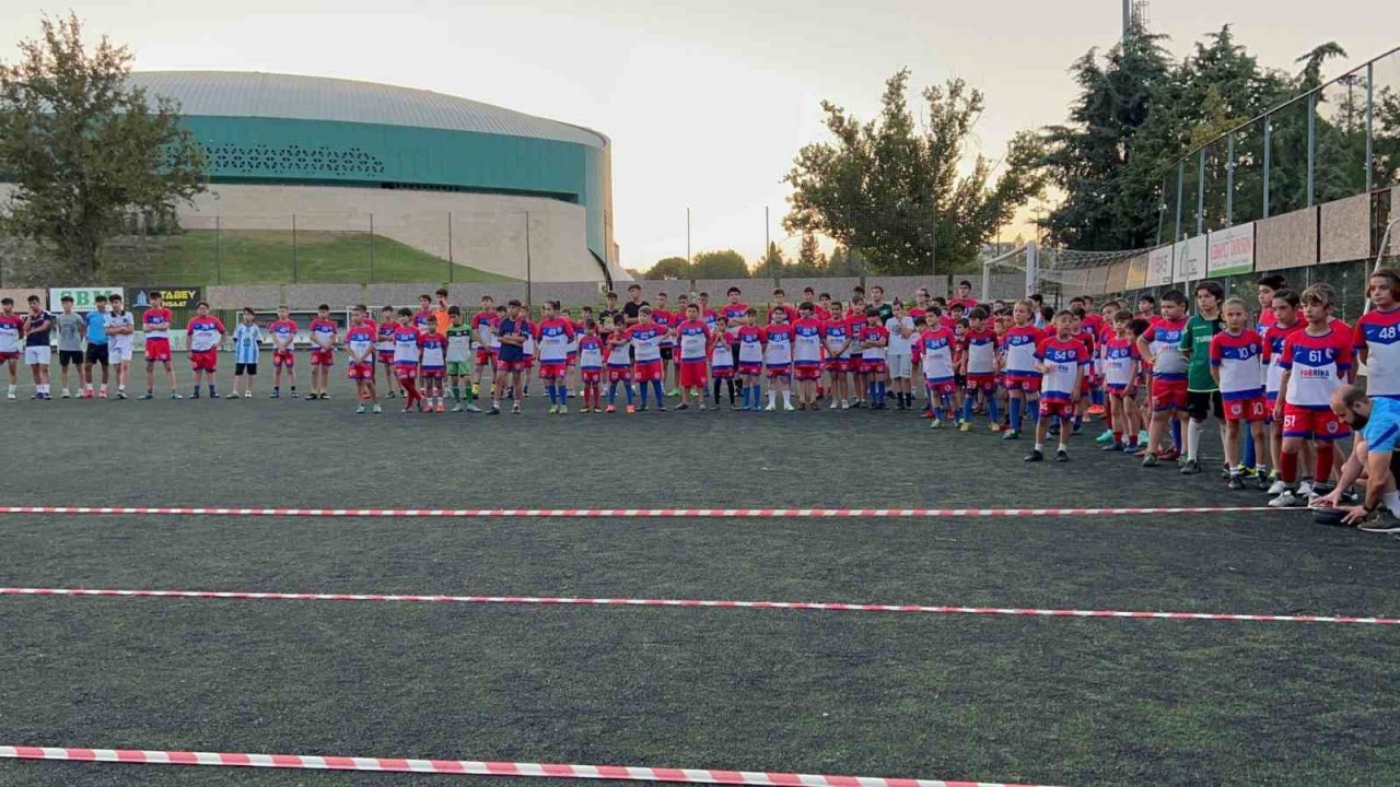 Mahalledeki suç oranlarını düşürmek için kurduğu kulüpte yıldız futbolcular yetişiyor