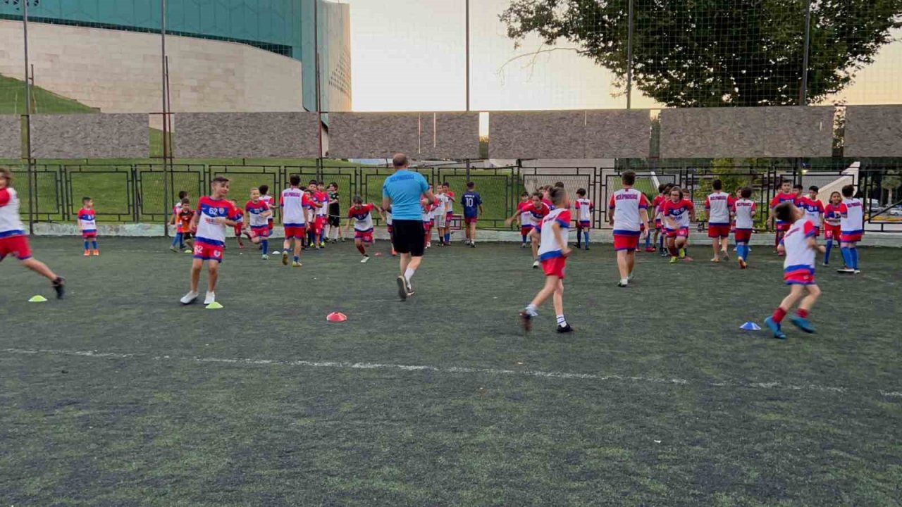 Mahalledeki suç oranlarını düşürmek için kurduğu kulüpte yıldız futbolcular yetişiyor