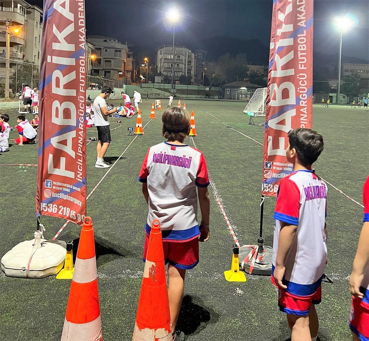 Mahalledeki suç oranlarını düşürmek için kurduğu kulüpte yıldız futbolcular yetişiyor