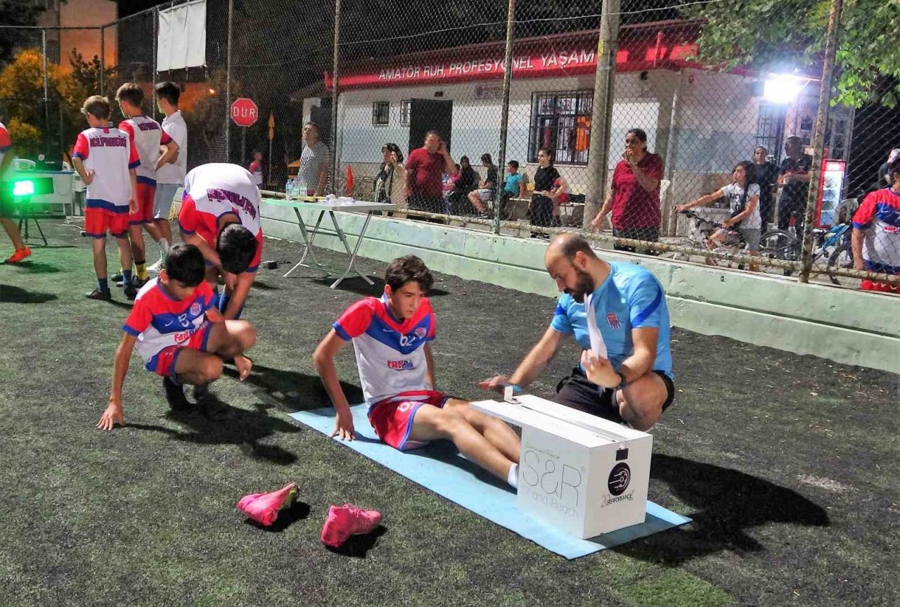 Mahalledeki suç oranlarını düşürmek için kurduğu kulüpte yıldız futbolcular yetişiyor