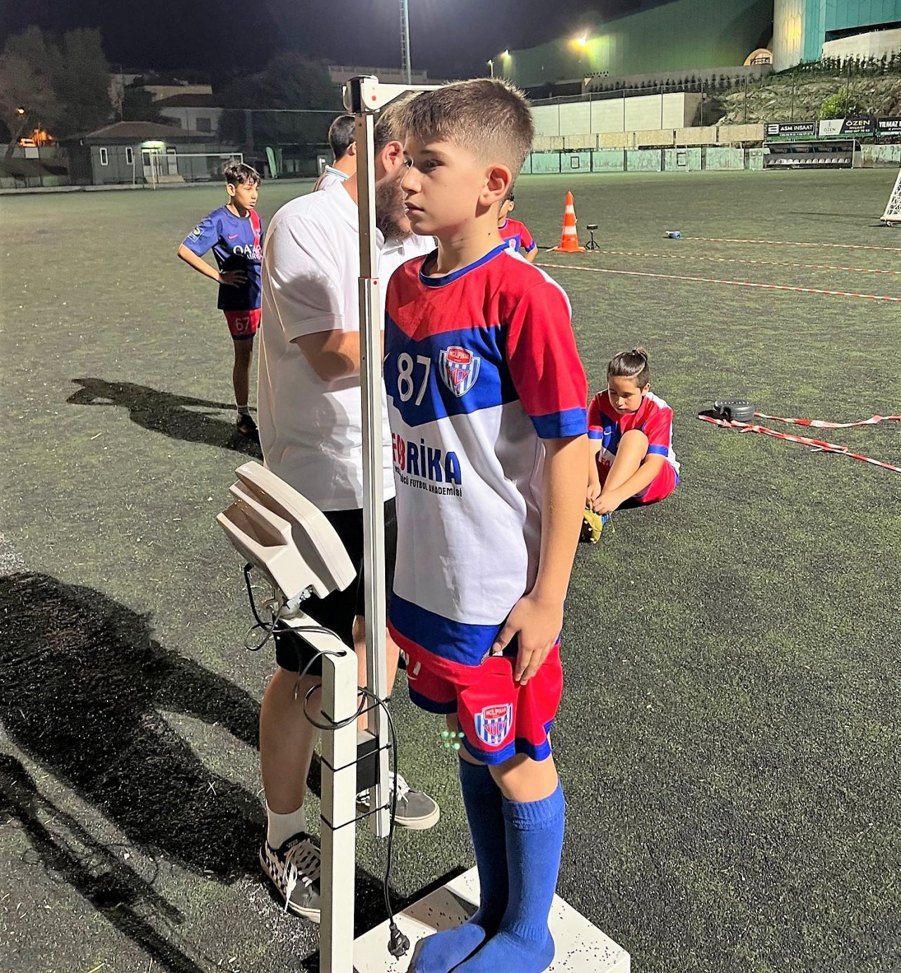 Mahalledeki suç oranlarını düşürmek için kurduğu kulüpte yıldız futbolcular yetişiyor