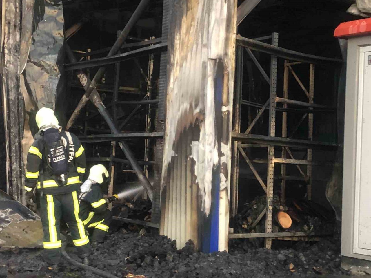 İnşaat halindeki demir çelik fabrikasını alevler kapladı