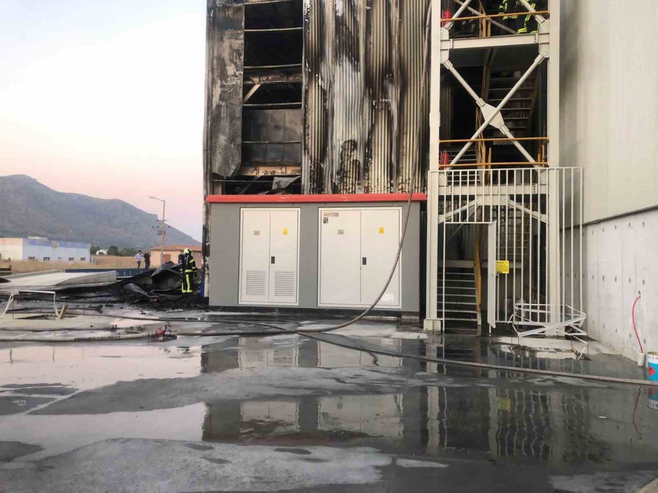 İnşaat halindeki demir çelik fabrikasını alevler kapladı