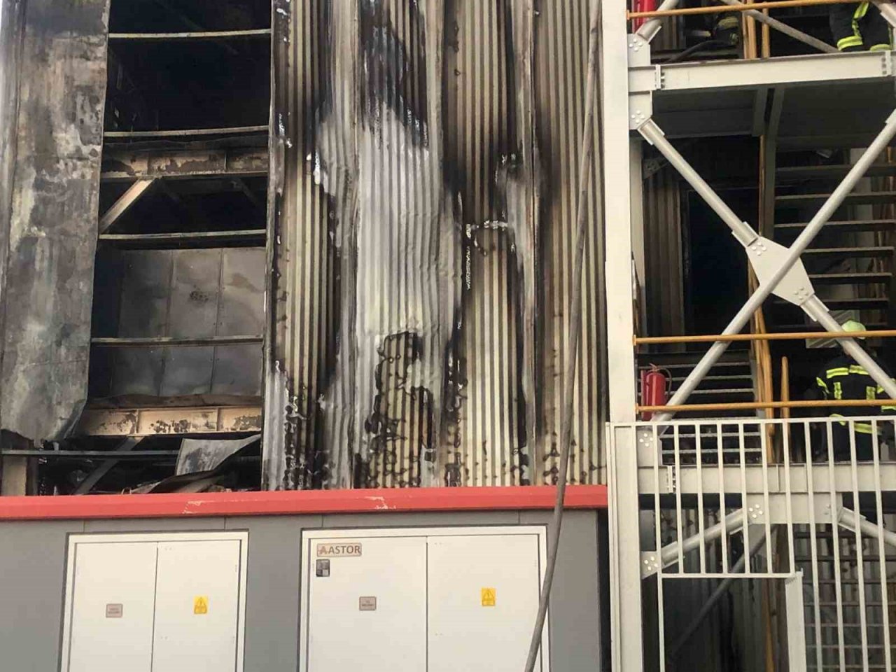 İnşaat halindeki demir çelik fabrikasını alevler kapladı