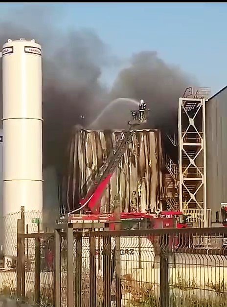 İnşaat halindeki demir çelik fabrikasını alevler kapladı