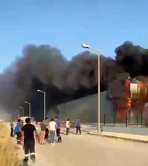 İnşaat halindeki demir çelik fabrikasını alevler kapladı