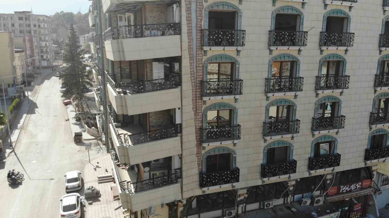 Deprem bölgesinde görünümüyle tedirgin ediyor ancak hikayesi bambaşka