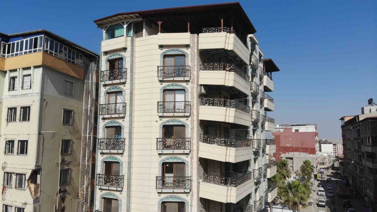 Deprem bölgesinde görünümüyle tedirgin ediyor ancak hikayesi bambaşka