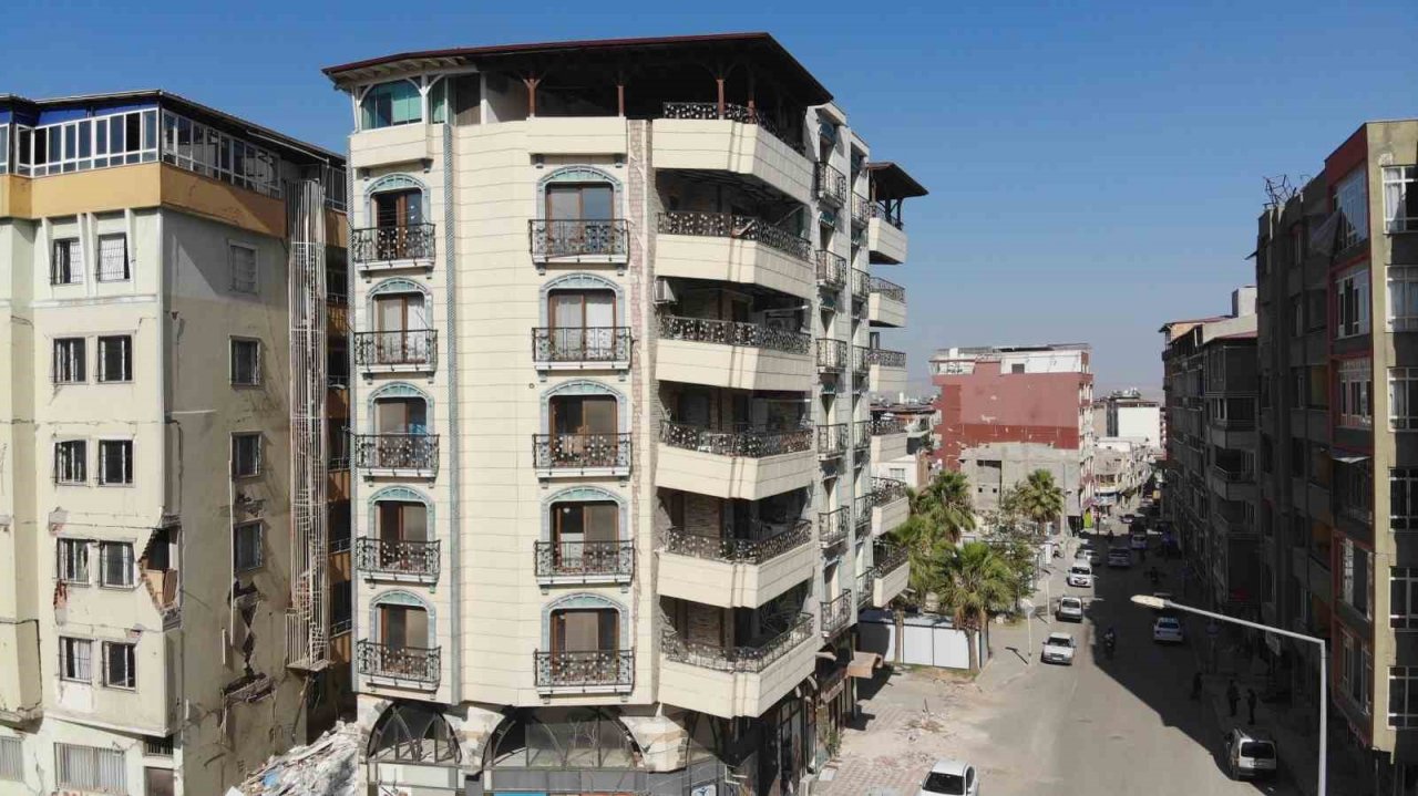 Deprem bölgesinde görünümüyle tedirgin ediyor ancak hikayesi bambaşka