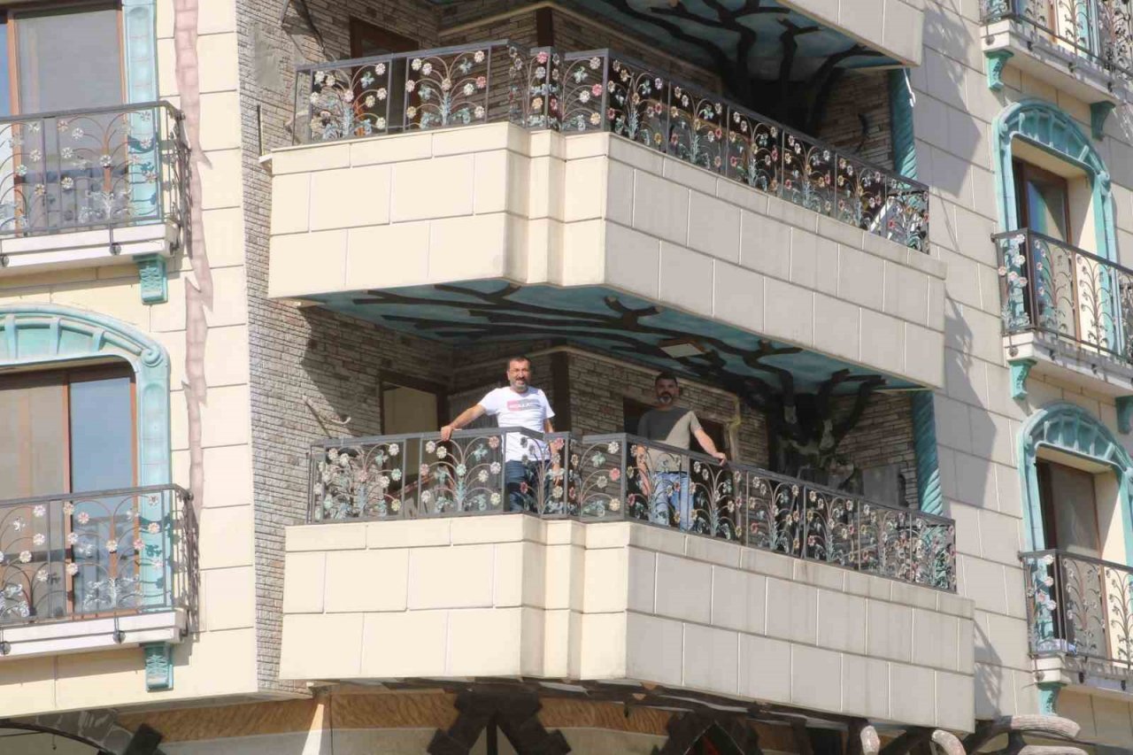 Deprem bölgesinde görünümüyle tedirgin ediyor ancak hikayesi bambaşka