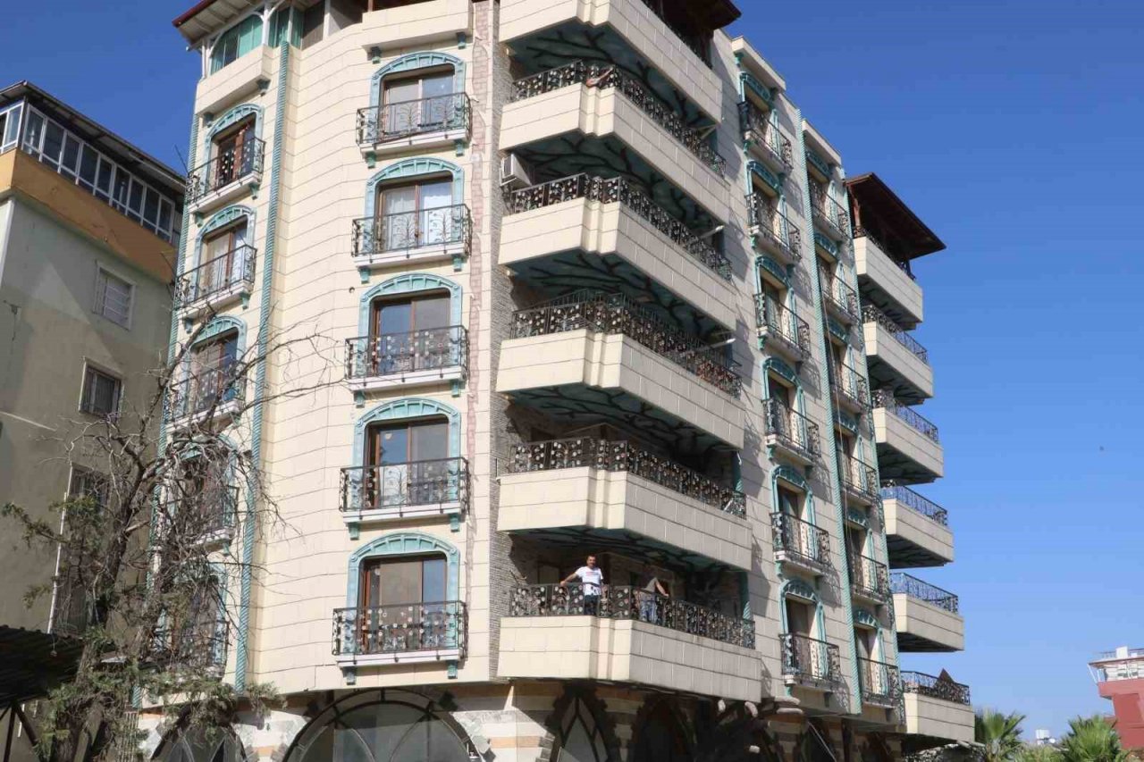 Deprem bölgesinde görünümüyle tedirgin ediyor ancak hikayesi bambaşka