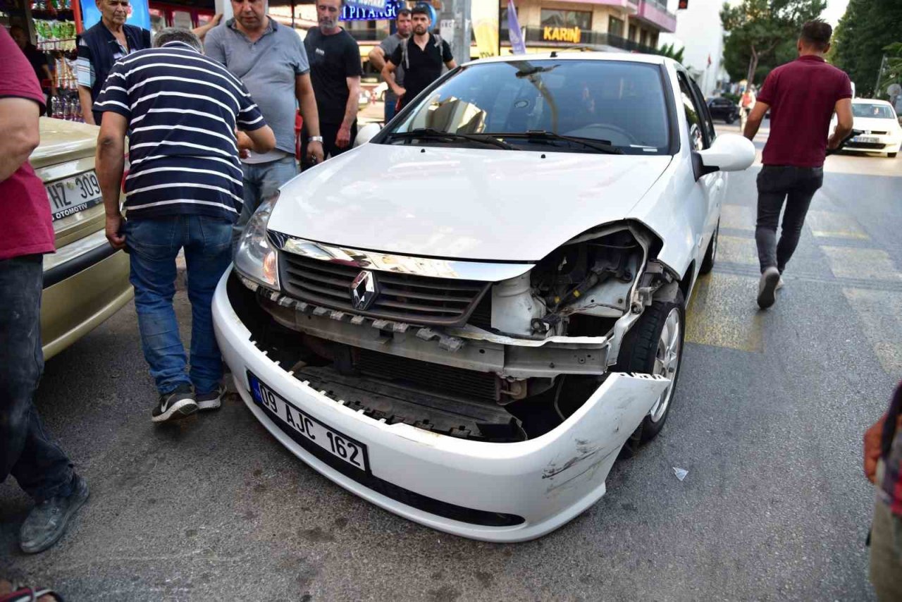 Direksiyon hakimiyetini kaybetti, 5 araca çarptı