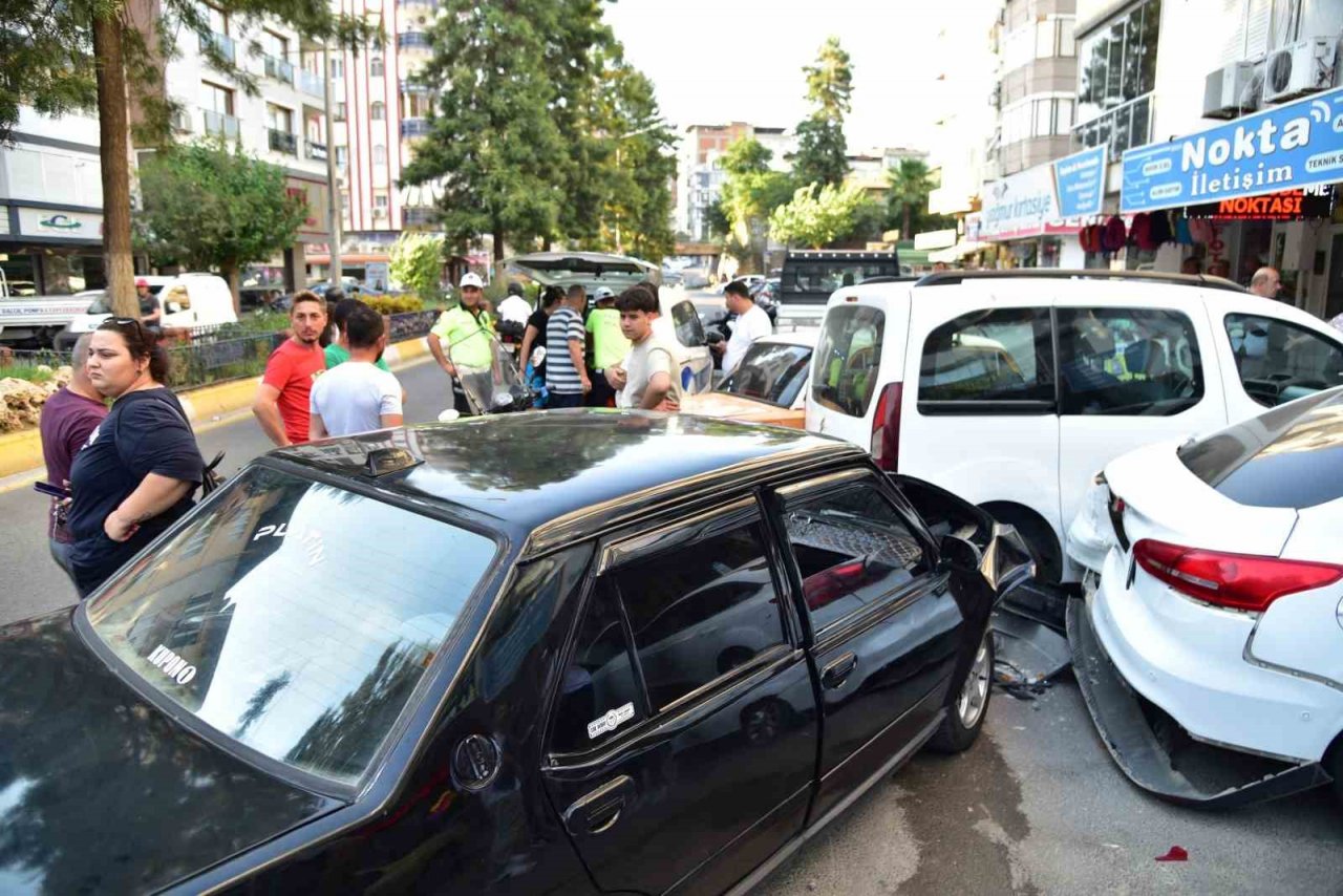 Direksiyon hakimiyetini kaybetti, 5 araca çarptı