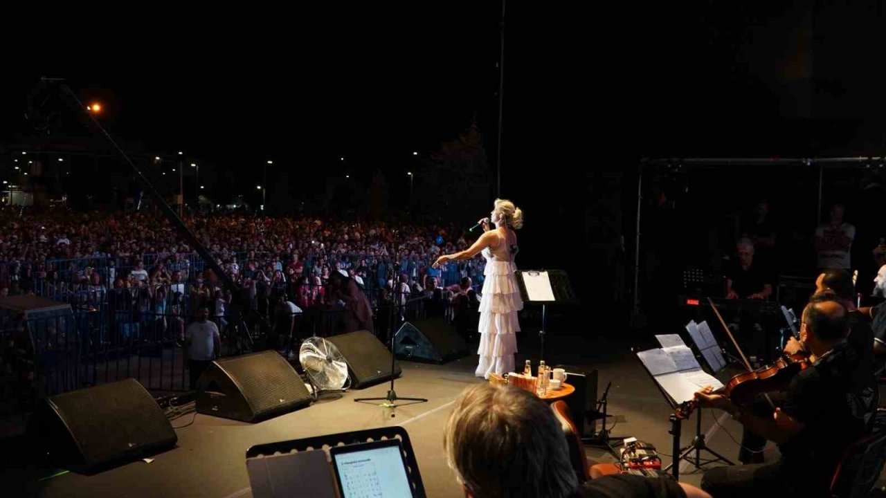 Niran Ünsal, Düzceliler ile buluştu