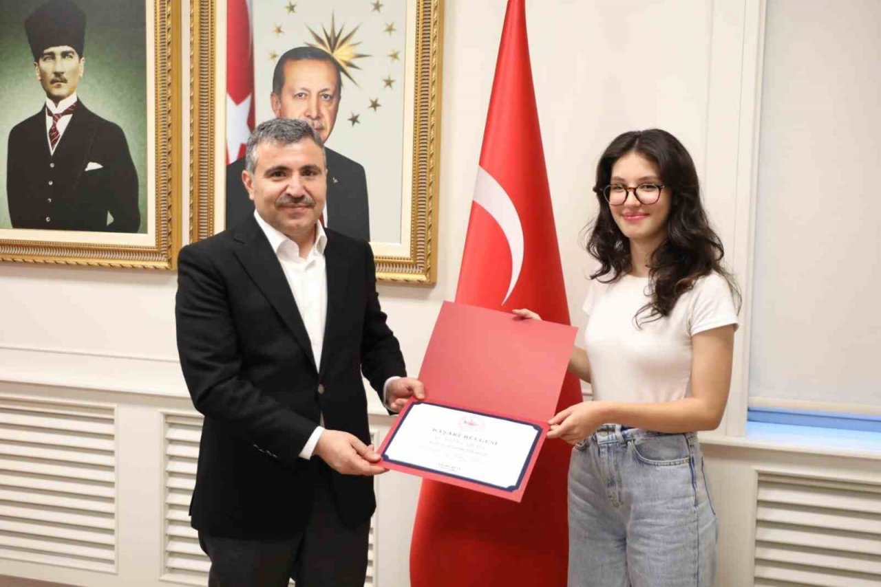 Vali Atay başarılı öğrencileri ödüllendirdi