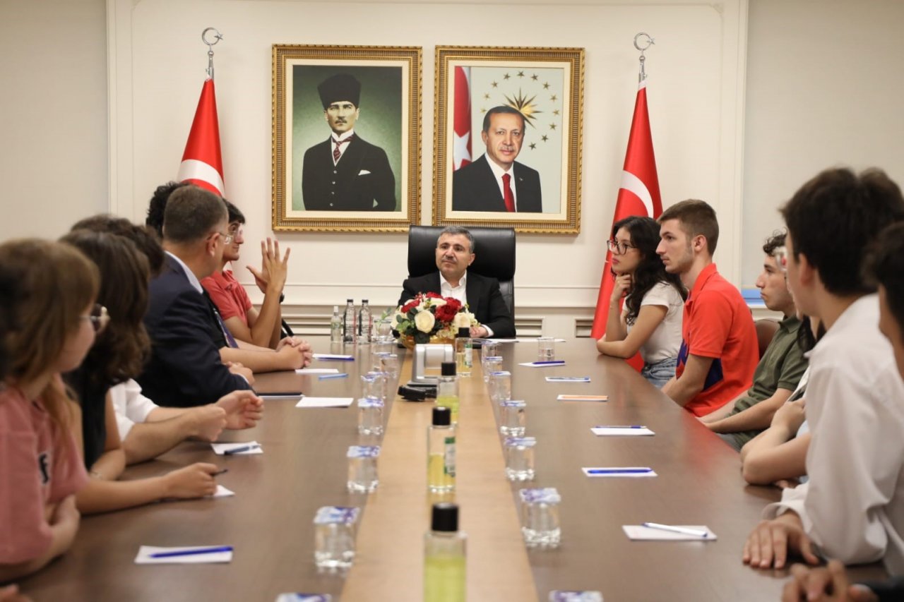 Vali Atay başarılı öğrencileri ödüllendirdi