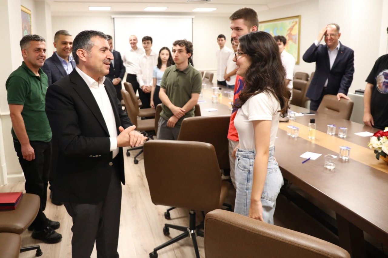 Vali Atay başarılı öğrencileri ödüllendirdi