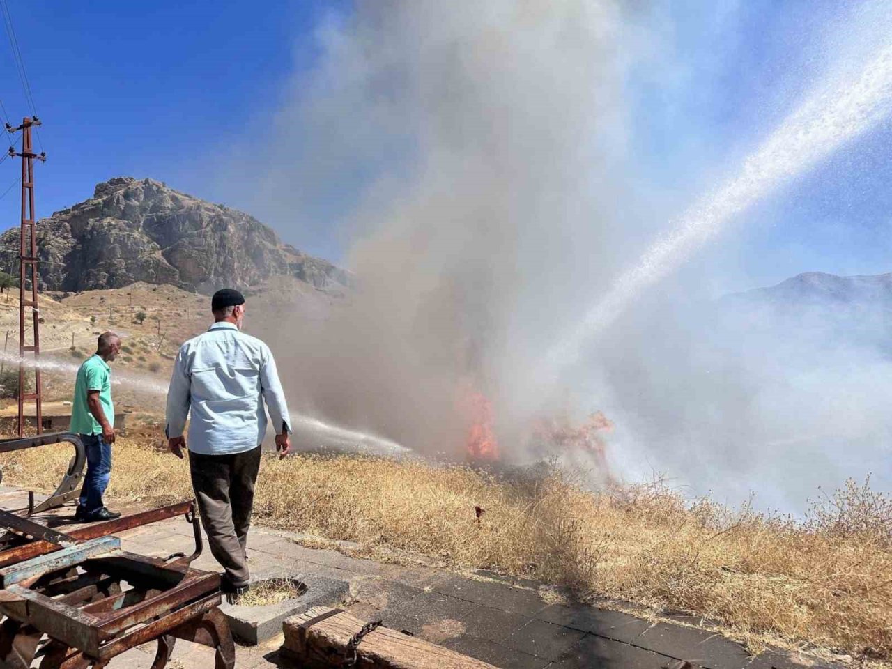 Sigara izmariti otluk alanı tutuşturdu