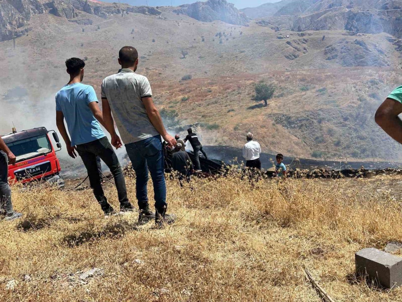 Sigara izmariti otluk alanı tutuşturdu