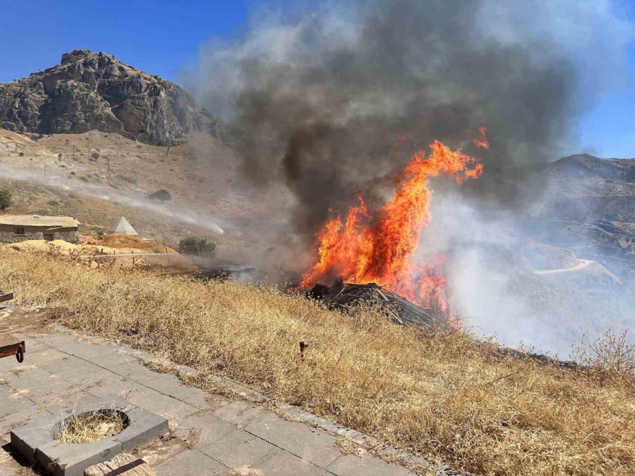 Sigara izmariti otluk alanı tutuşturdu