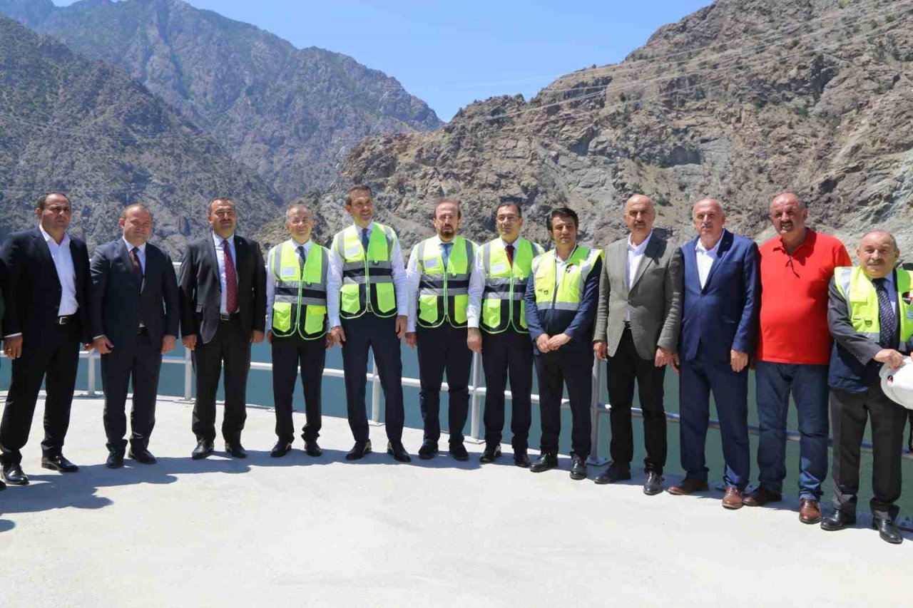 Bakan Bayraktar: “Yusufeli Barajı’nda bu ay sonunda elektrik üretimi için test aşamasına başlamış olacağız”