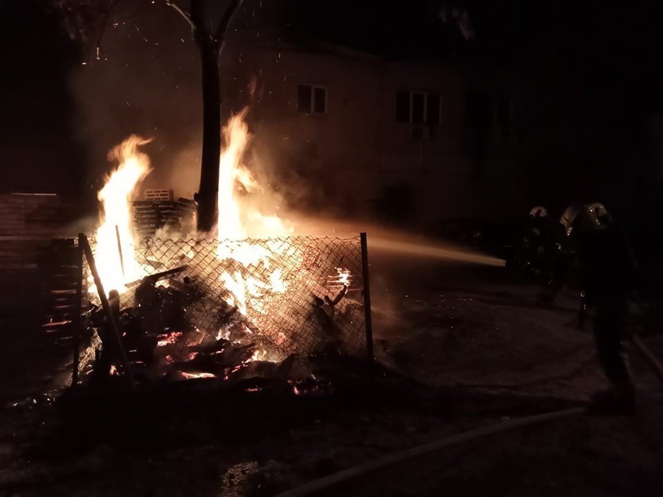 Denizli’de araç ve iş yeri yangını korkuttu