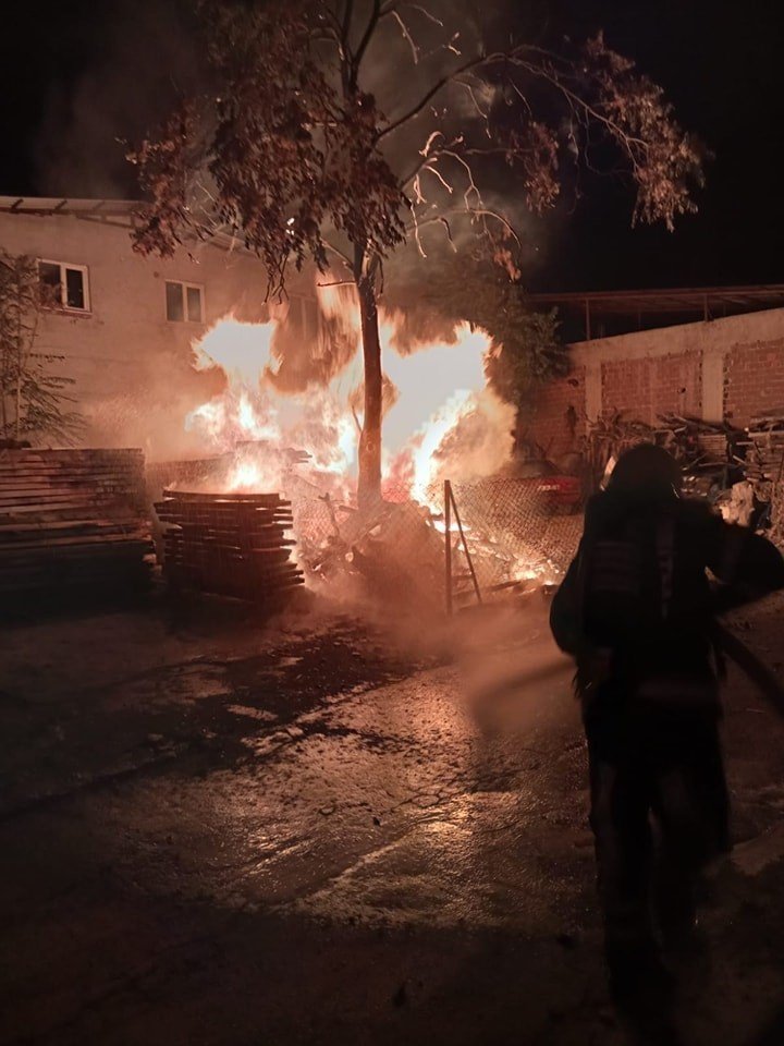 Denizli’de araç ve iş yeri yangını korkuttu