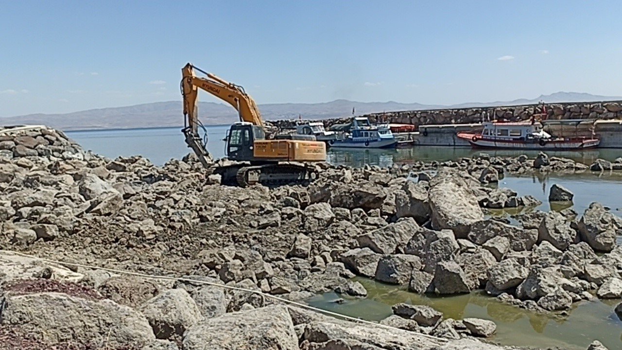 Erciş’te balıkçı barınağı yapımına başlandı