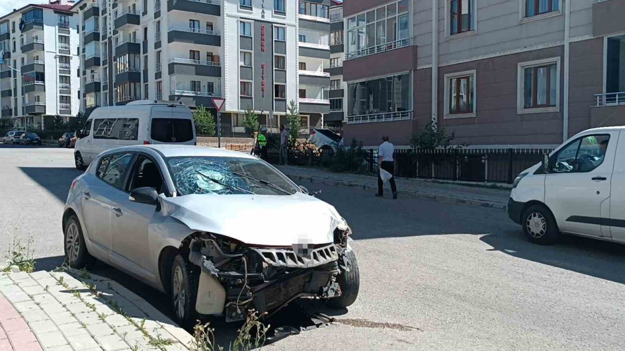 Araç evin bahçesine uçtu