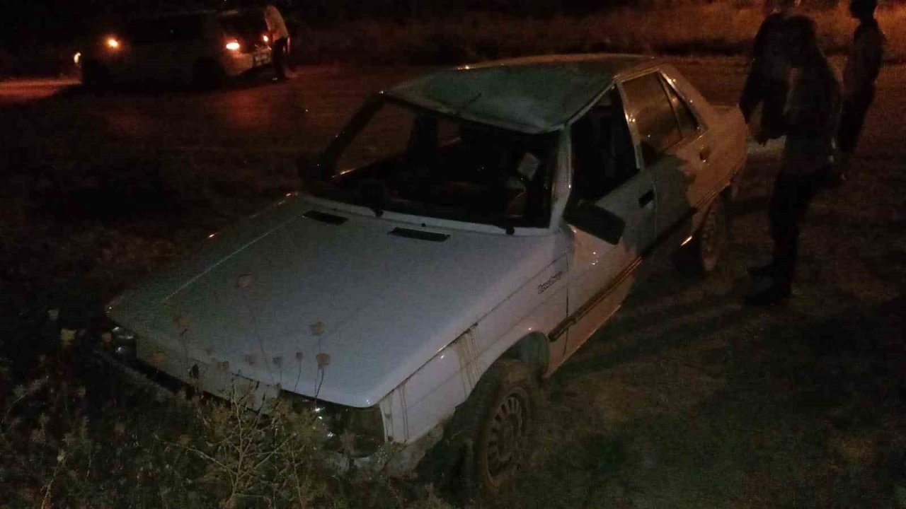 Park halindeyken freni boşalan otomobil takla attı