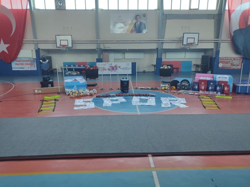 Gediz’de yaz okulu öğrencilerine malzeme ve ekipman desteği