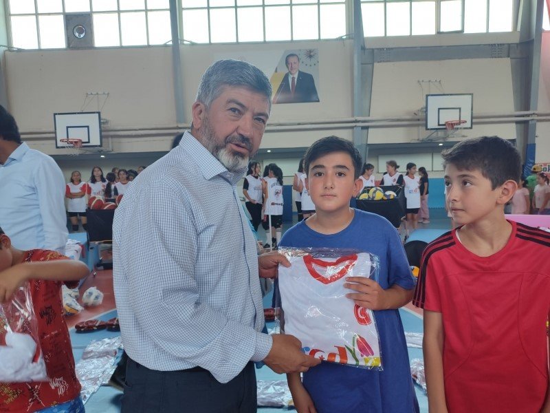 Gediz’de yaz okulu öğrencilerine malzeme ve ekipman desteği