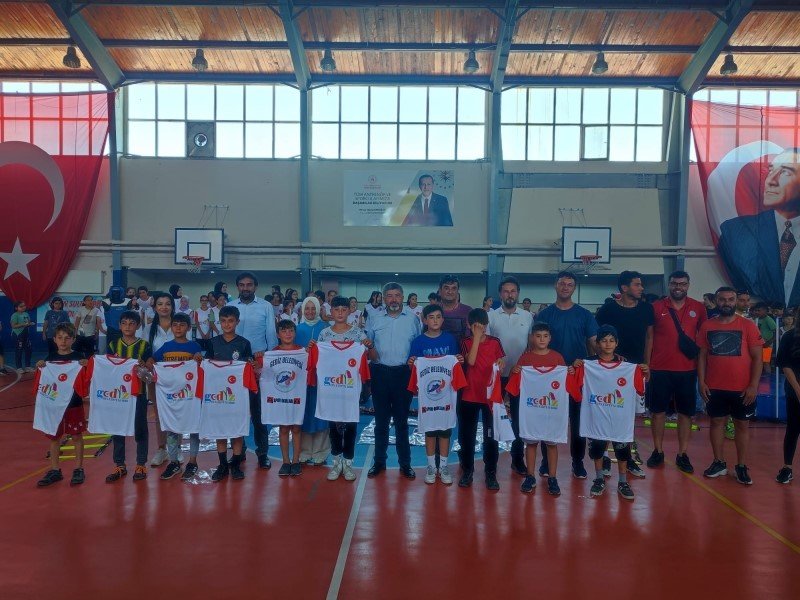 Gediz’de yaz okulu öğrencilerine malzeme ve ekipman desteği