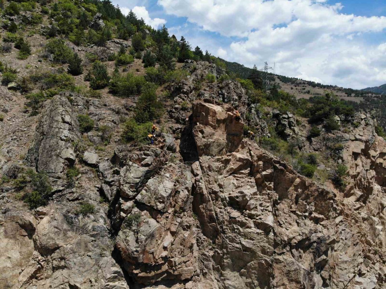 Gümüşhane’de yol kenarında felakete davetiye çıkaran devasa kayalar dağcılar tarafından düşürülüyor