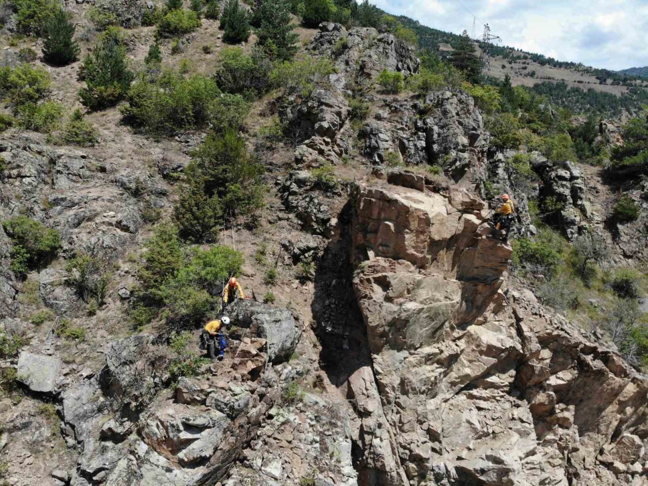 Gümüşhane’de yol kenarında felakete davetiye çıkaran devasa kayalar dağcılar tarafından düşürülüyor