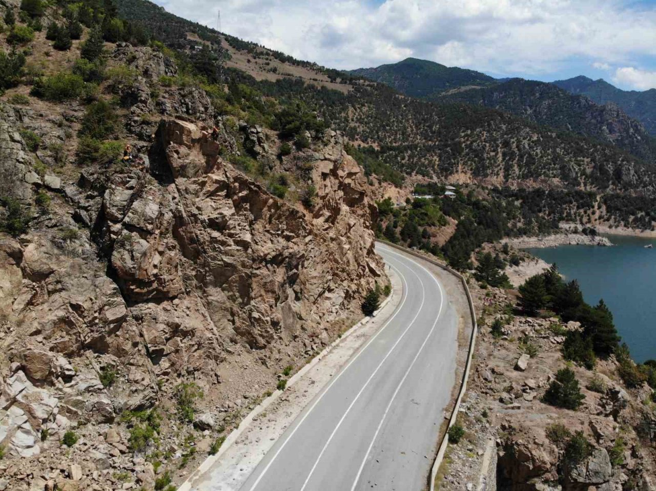 Gümüşhane’de yol kenarında felakete davetiye çıkaran devasa kayalar dağcılar tarafından düşürülüyor