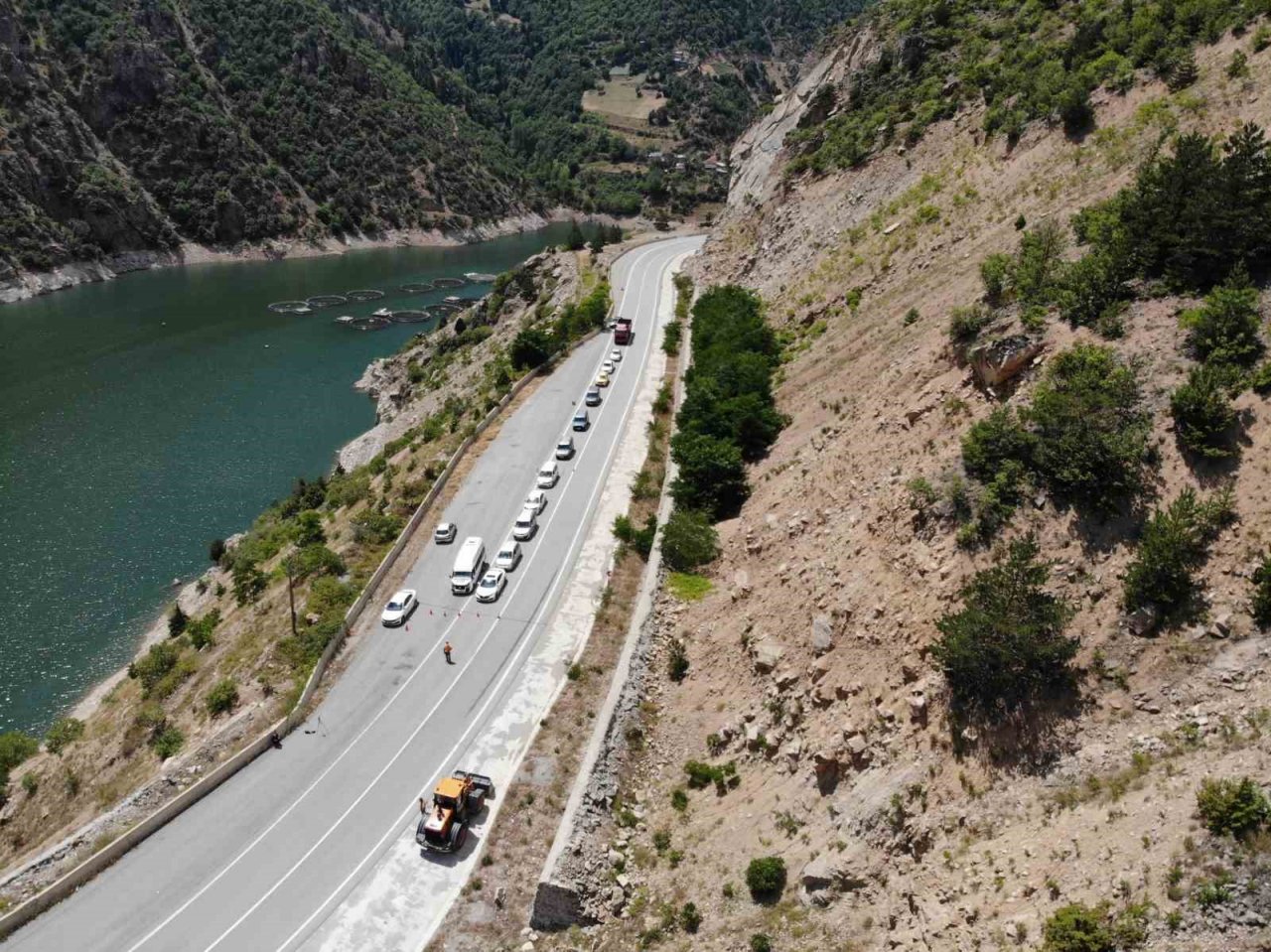 Gümüşhane’de yol kenarında felakete davetiye çıkaran devasa kayalar dağcılar tarafından düşürülüyor