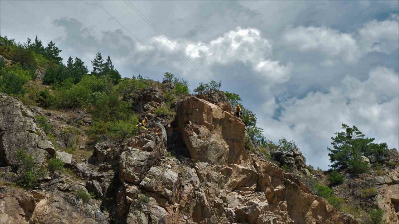 Gümüşhane’de yol kenarında felakete davetiye çıkaran devasa kayalar dağcılar tarafından düşürülüyor