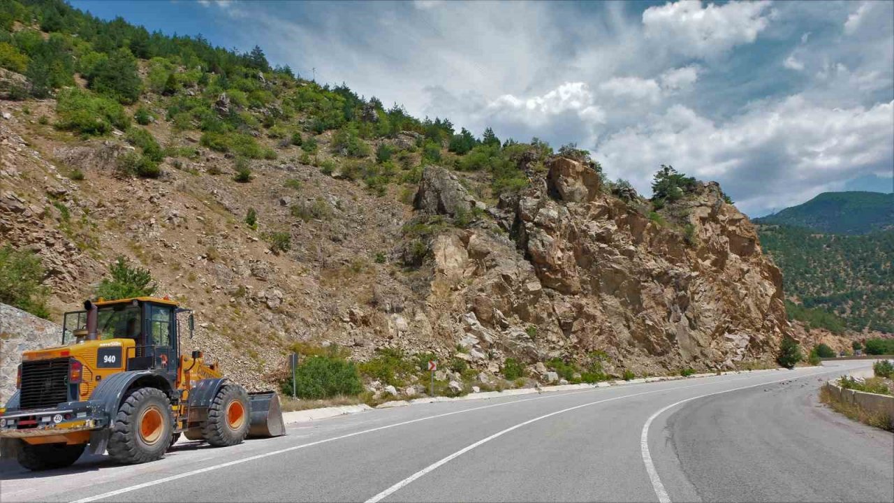 Gümüşhane’de yol kenarında felakete davetiye çıkaran devasa kayalar dağcılar tarafından düşürülüyor