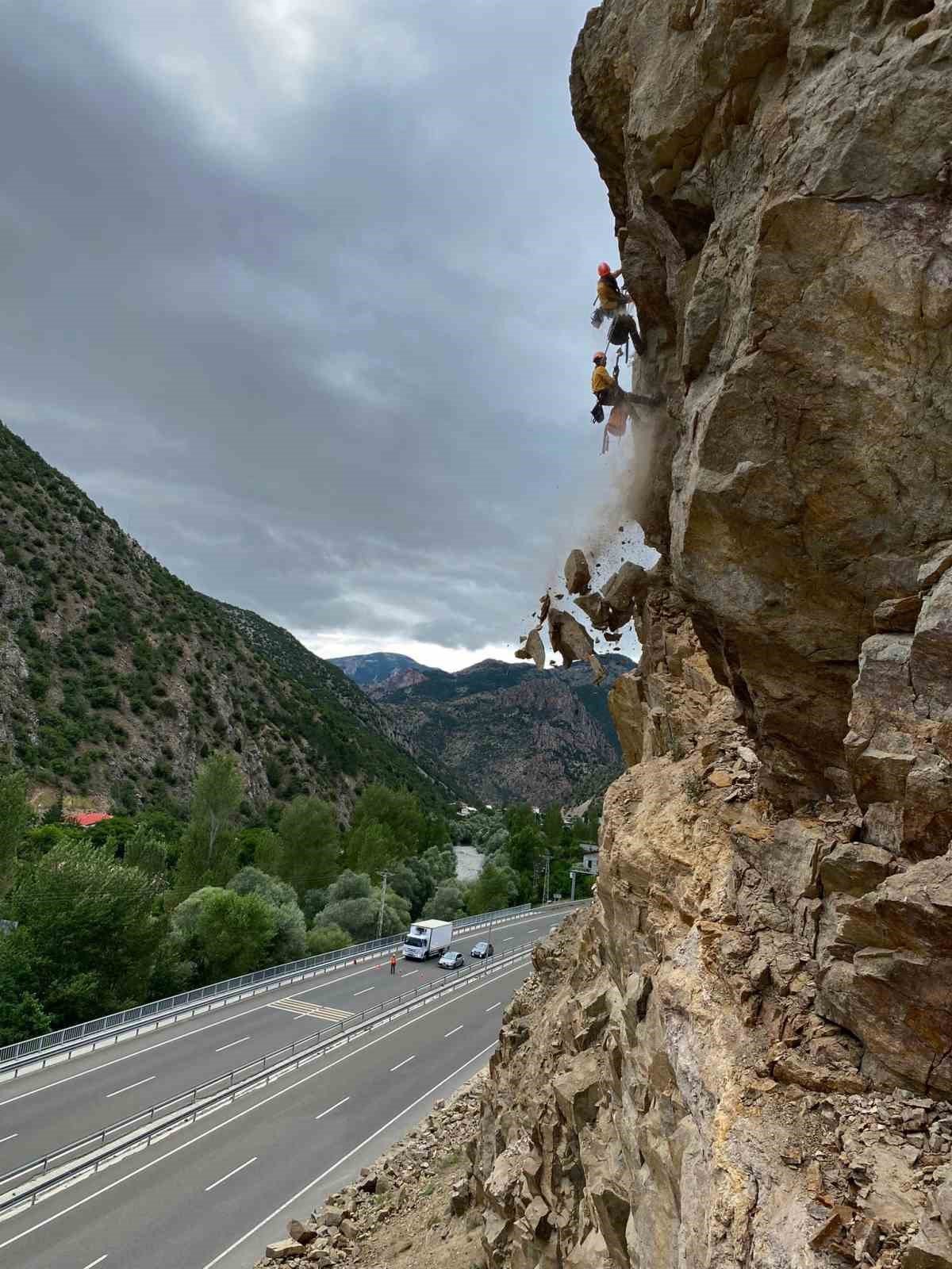 Gümüşhane’de yol kenarında felakete davetiye çıkaran devasa kayalar dağcılar tarafından düşürülüyor