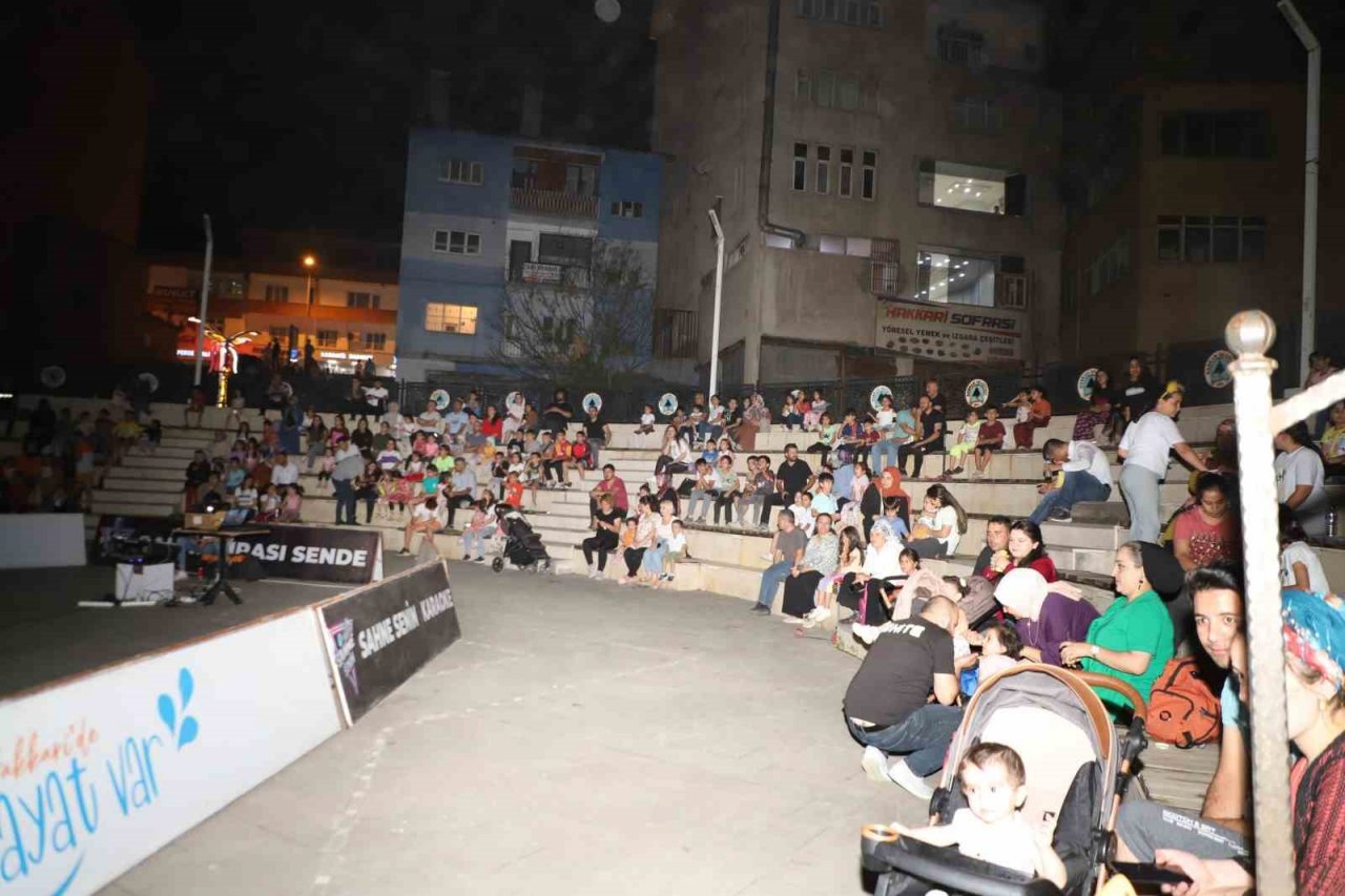 Hakkari’de "Rafadan Tayfa 3" filmi izletildi