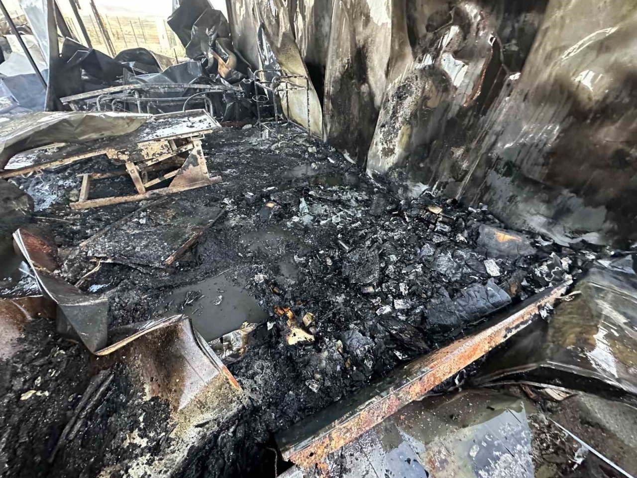 Yüksekova’da köpek barınağında çıkan yangın korkuttu